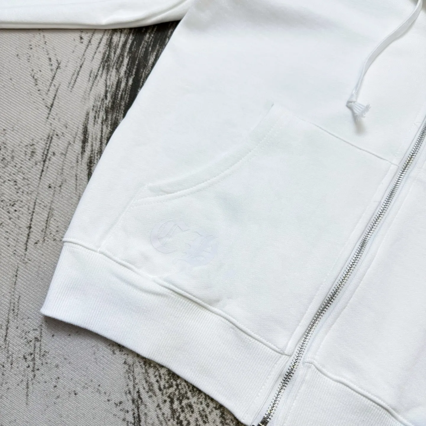 P290 (newly added in white) Chrome Hearts Miami Limited Horseshoe Hooded Jacket, the same style as ChromeHearts counters. Made of 430g double-ply double yarn pure cotton terry fabric. The original custom hardware zippers are restored in place. The handle is very textured. It is three-dimensional and atmospheric. It is easy to wear in autumn. It is simple and elegant. It adopts the os version. The upper body effect is very good. Suitable for all body types. Soft and comfortable. CH letter offset printing on the front ➕ Horseshoe Sanskrit offset printing on the back. Small mark on the hem. Machine washable, no fading, no deformation, complete accessories, original mold opening, perfect restoration of zp 2:1, same style for men and women, versatile, no choice, size s m l xl color black white